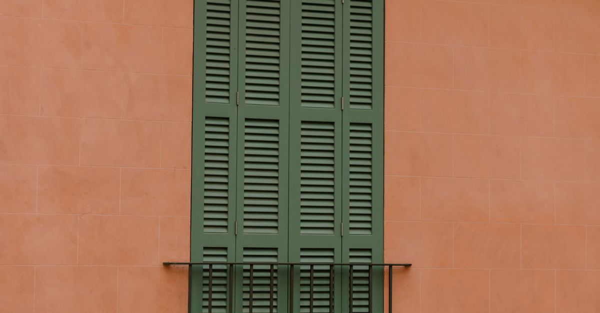 A Guide to Selecting Outdoor Plantation Shutters for Sunlit Spaces